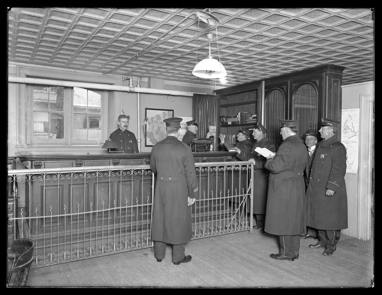 Azonosítatlan rendőrőrs belseje, tisztek és recepció, 1913-14 alkotó: William Davis Hassler