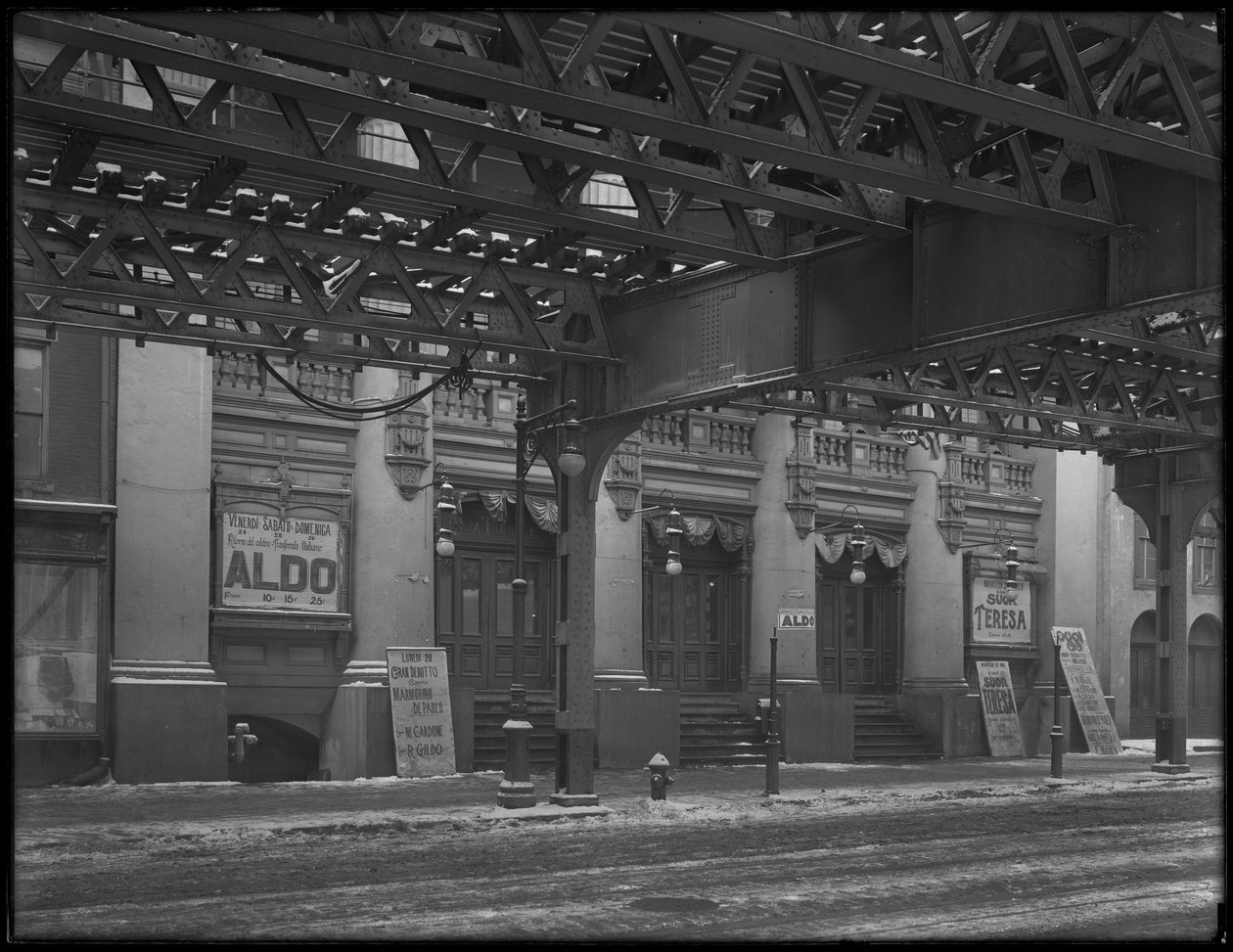 Olasz feliratok a Thalia Színház előtt, Bowery 46, New York City, 1916. március alkotó: William Davis Hassler