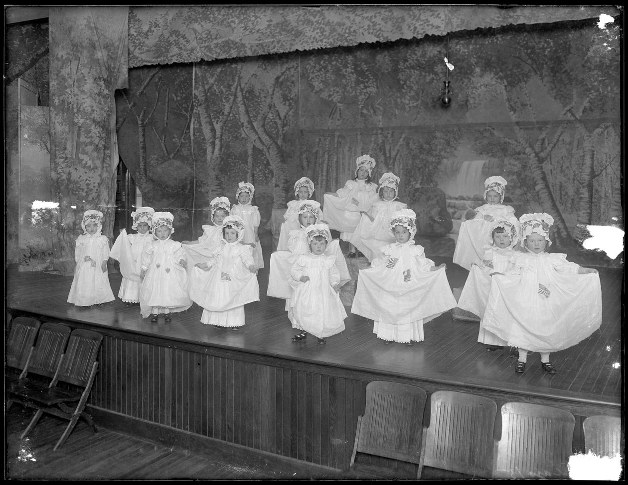 Óvodások a színpadon: nagyon kicsi lányok lépnek fel egy kis színpadon, valószínűleg a római katolikus árvamenhely, Kingsbridge, Bronx, 1911 körül alkotó: William Davis Hassler