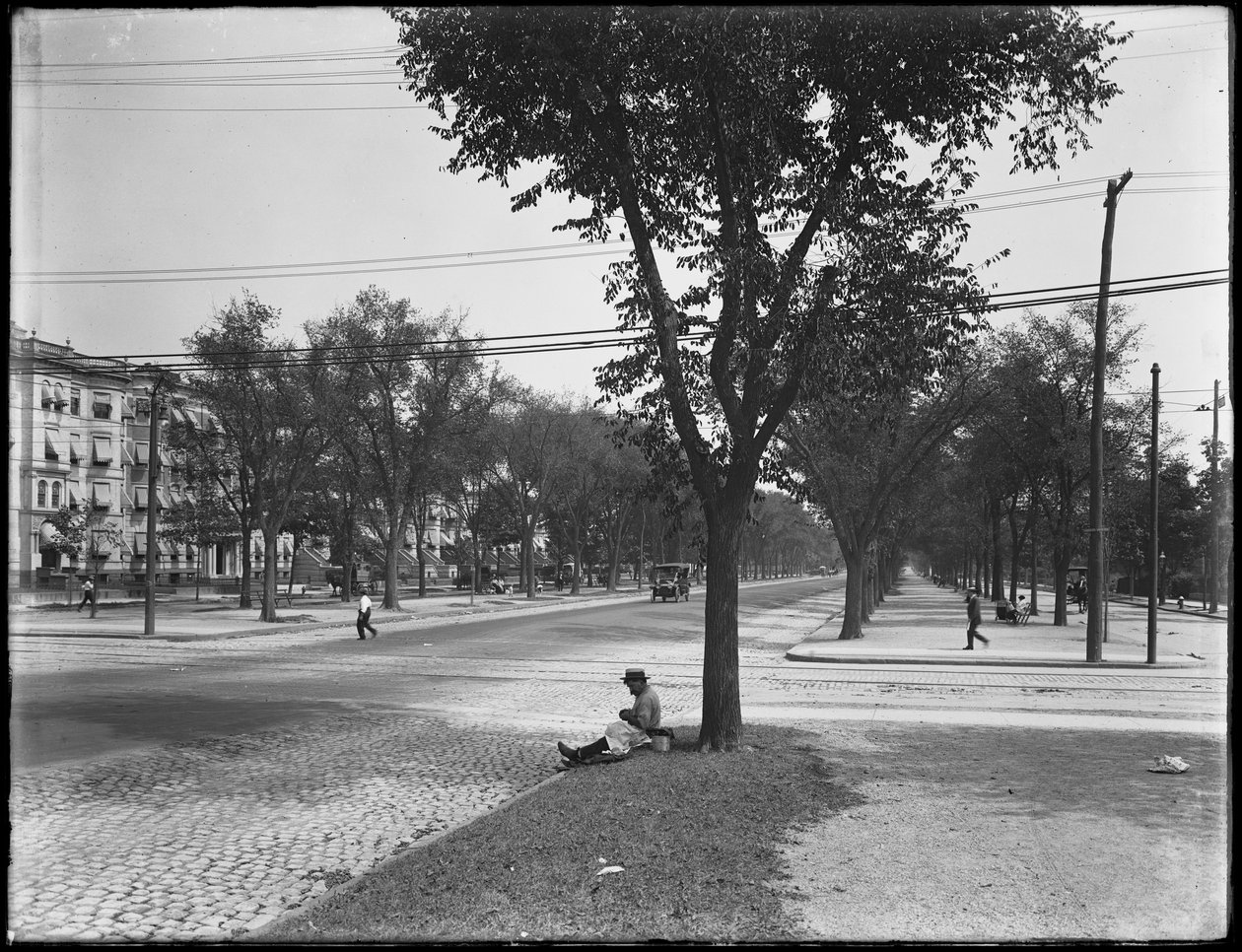Férfi szalmakalapban, ebédes vödörrel, Eastern Parkway a Nostrand Avenue-n, Brooklyn, 1914. augusztus 31. alkotó: William Davis Hassler