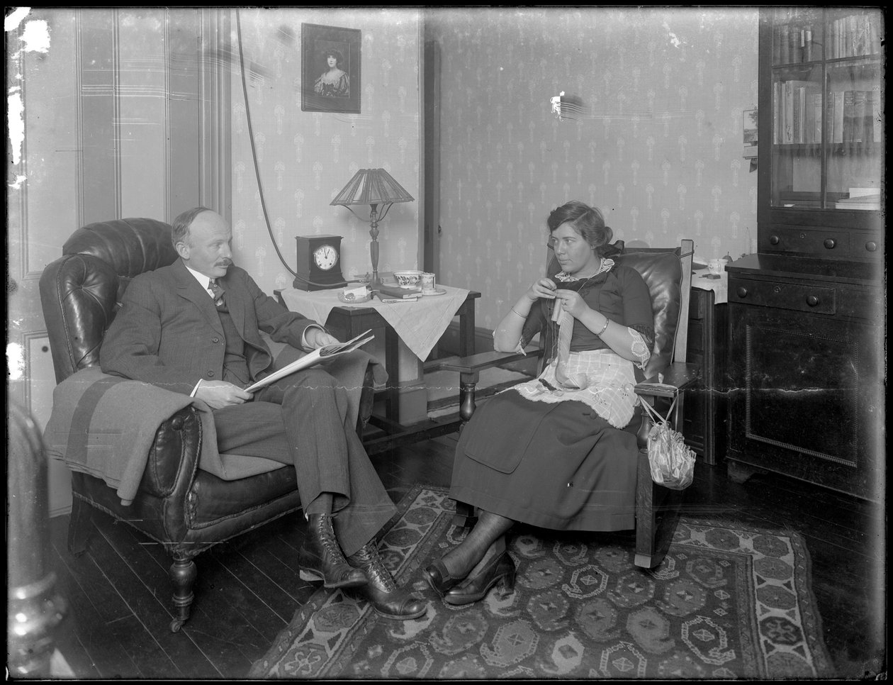Mr. és Mrs. Austin Norris az ismeretlen nappaliban, 1912 körül alkotó: William Davis Hassler