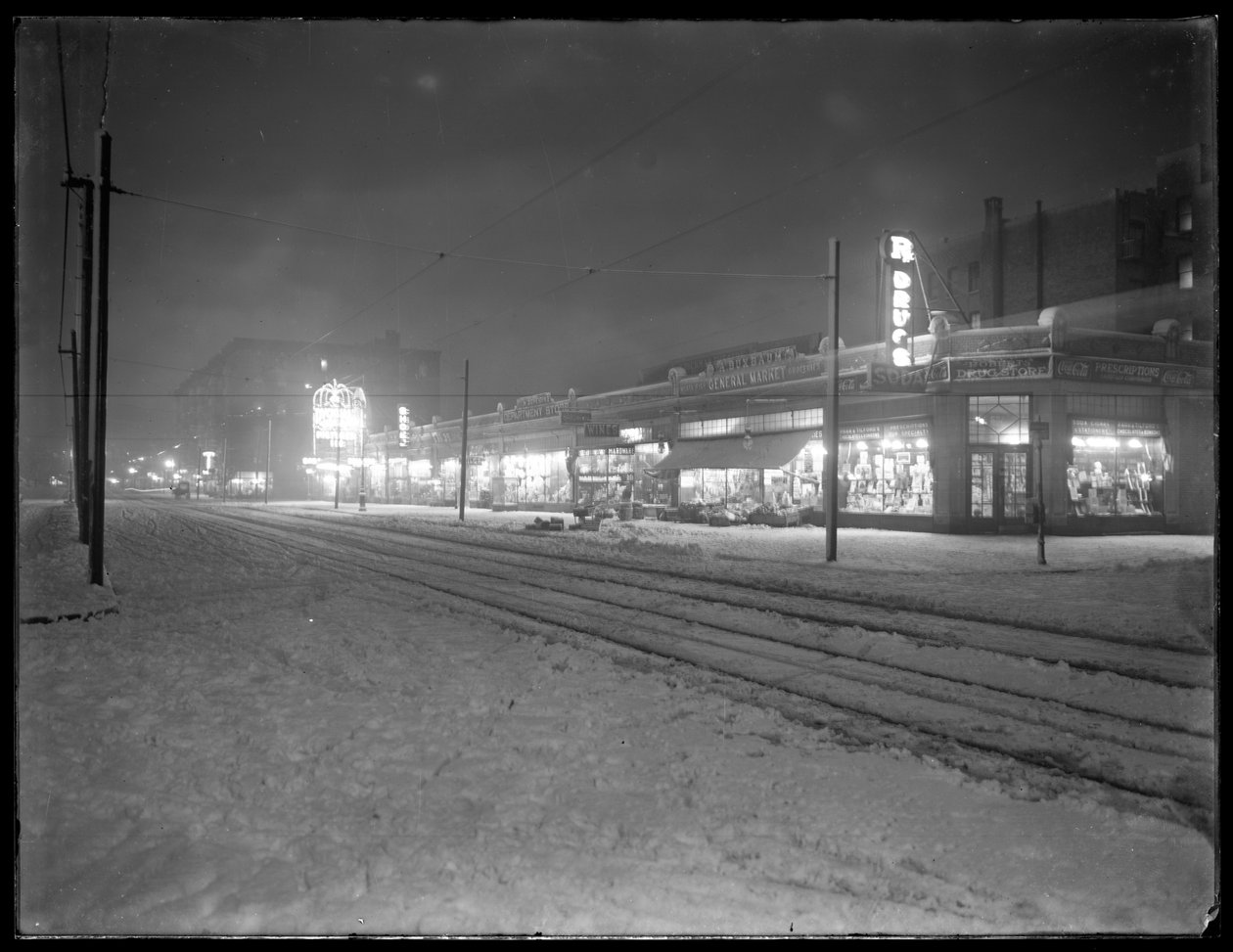 A 207. utca éjszakai kilátása a Vermilyea Avenue-tól keletre a hóban, New York City, 1915. március 6. alkotó: William Davis Hassler