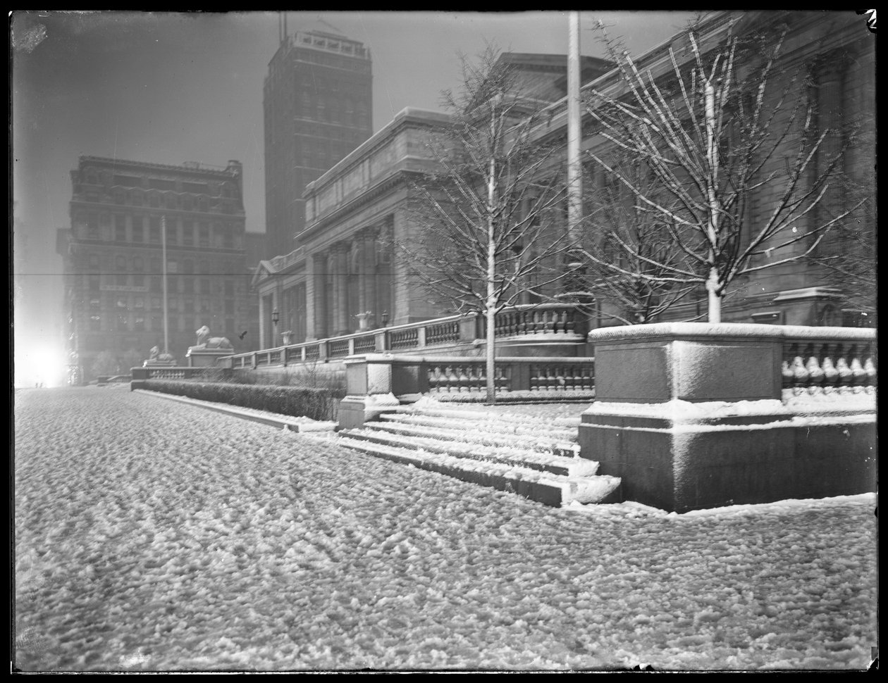 A New York-i Közkönyvtár fő fiókjának Fifth Avenue-i homlokzatának éjszakai látképe a hóban, 42nd Street és Fifth Avenue, New York City, 1915. március 6. alkotó: William Davis Hassler