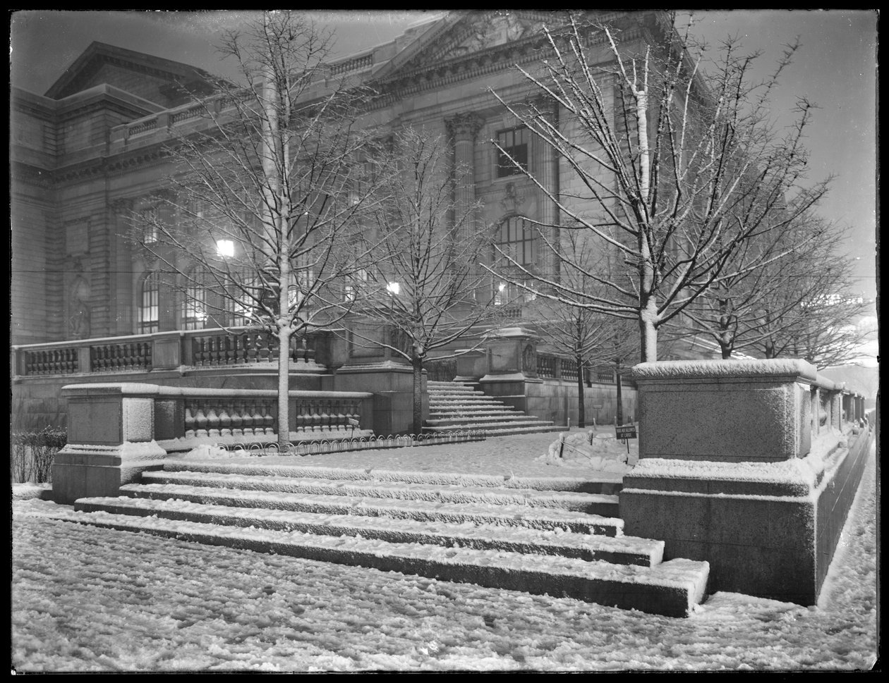 Éjszakai nézet a lépcsők északkeleti sarkáról a New York-i Public Library fő fiókja előtt a hóban, a 42nd Street és a Fifth Avenue, New York City, 1915. március 6. alkotó: William Davis Hassler