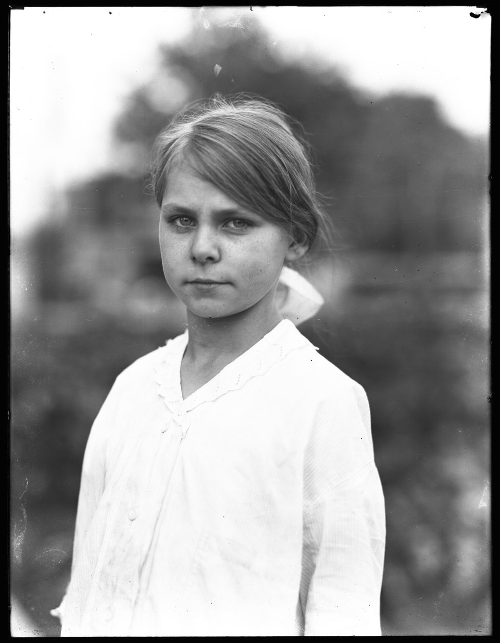 Kültéri portréfelvétel egy ismeretlen, fehér ruhás kislányról, 1915. július alkotó: William Davis Hassler