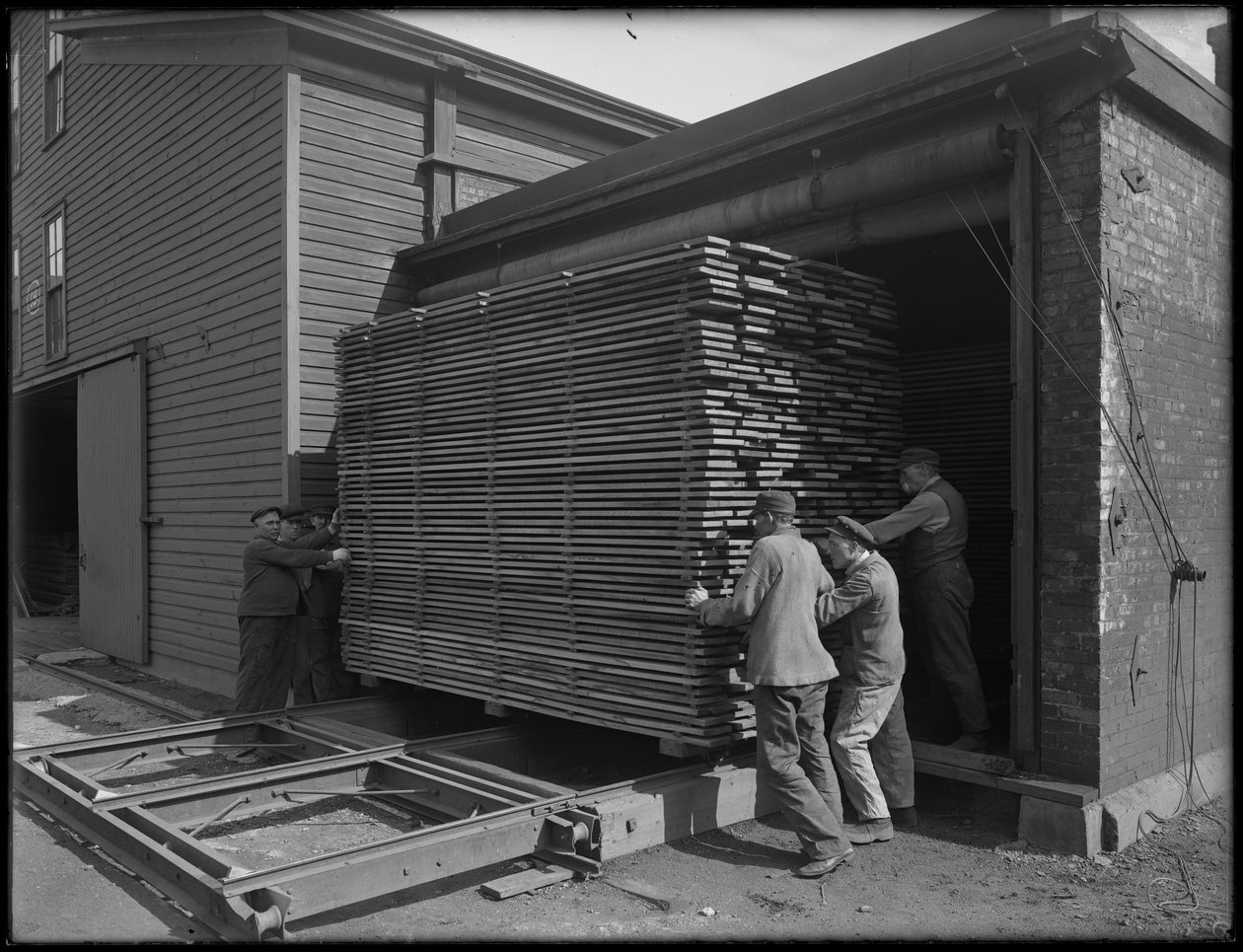 Koporsógyártásra szánt fűrészáru eltávolítása a száraz kemencéből, Oneida, New York, 1916. április 3. alkotó: William Davis Hassler