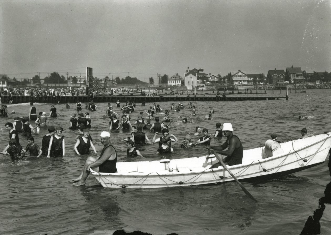 Evezős csónak és úszók a vízben, Coney Island, 1910-21 körül alkotó: William Davis Hassler