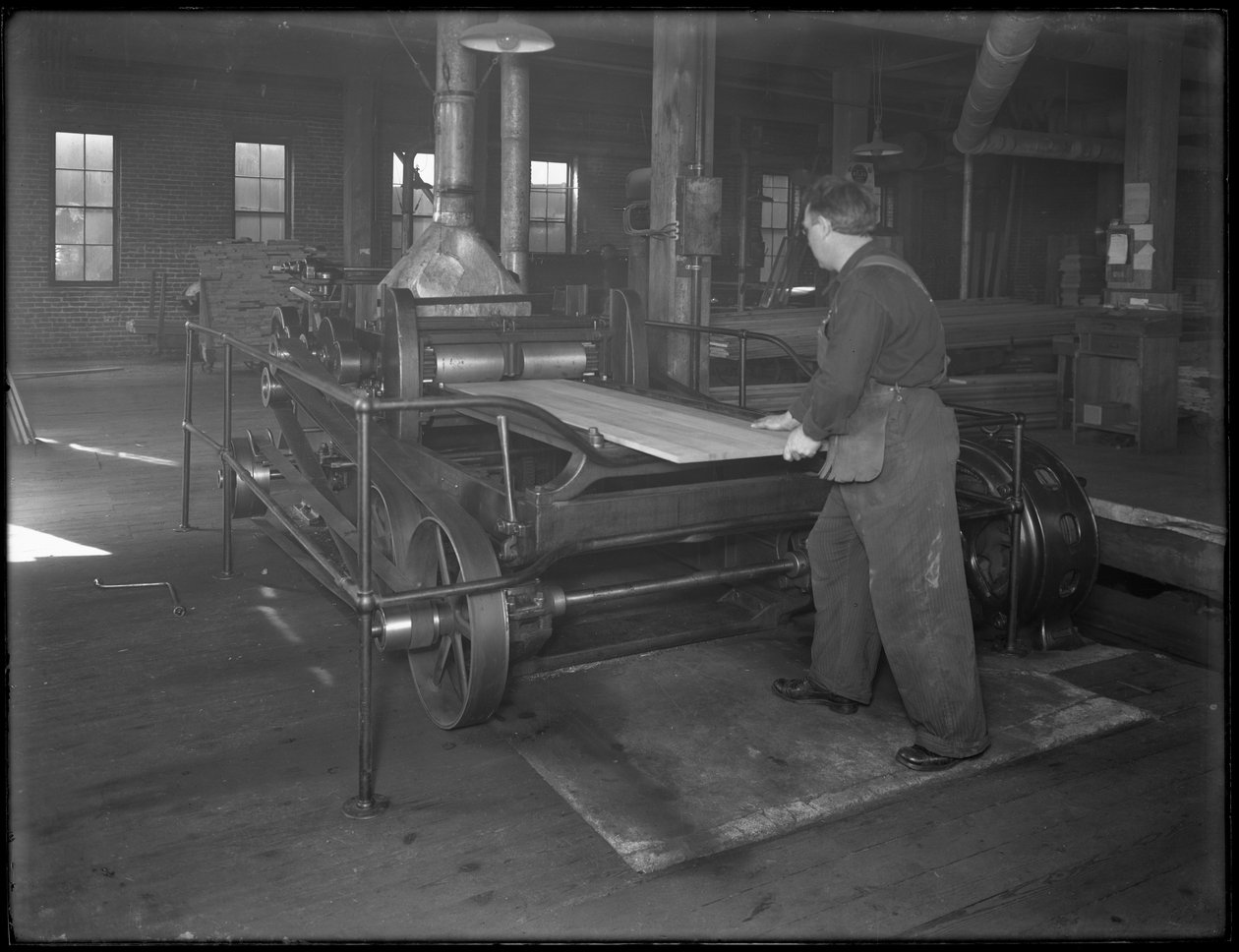 Futó fűrészáru, amelyet koporsógyártásra szántak kettős felületű gyaluval, Oneida, New York, 1916. április 3. alkotó: William Davis Hassler