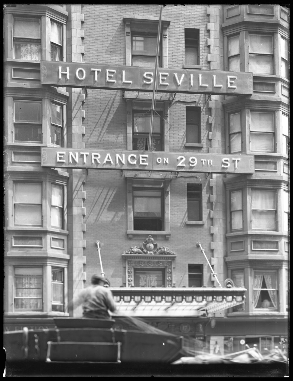 A Hotel Sevilla táblája a 29. utcában, New York City, 1916. július 29 alkotó: William Davis Hassler