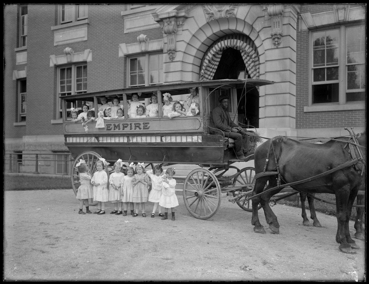 Kislányok pózolnak egy lovas kocsiban és előtte, egy ismeretlen épület előtt, valószínűleg a római katolikus árvamenhely, Kingsbridge, Bronx, 1910 körül alkotó: William Davis Hassler
