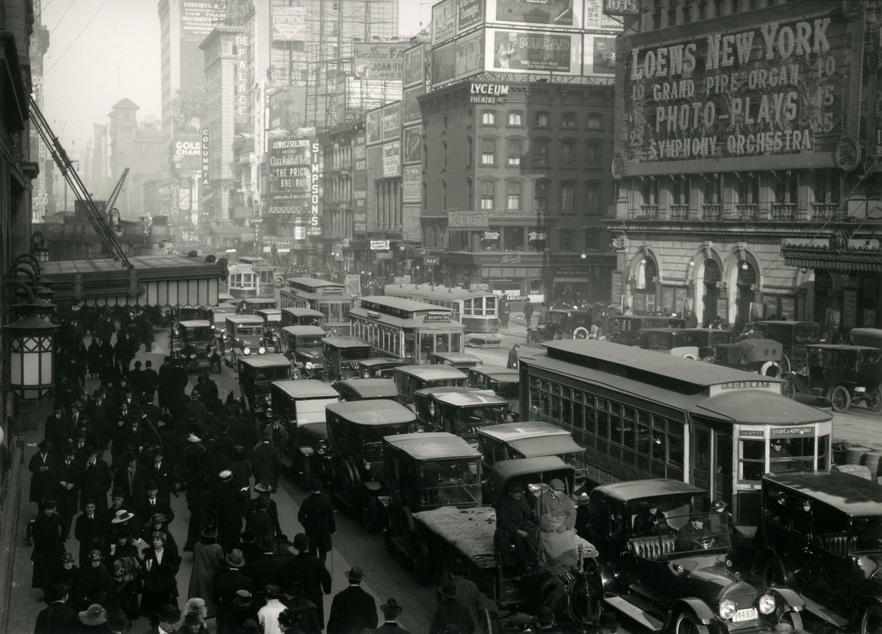 Az autókkal, buszokkal és emberekkel zsúfolt Times Square 1917 körül alkotó: William Davis Hassler