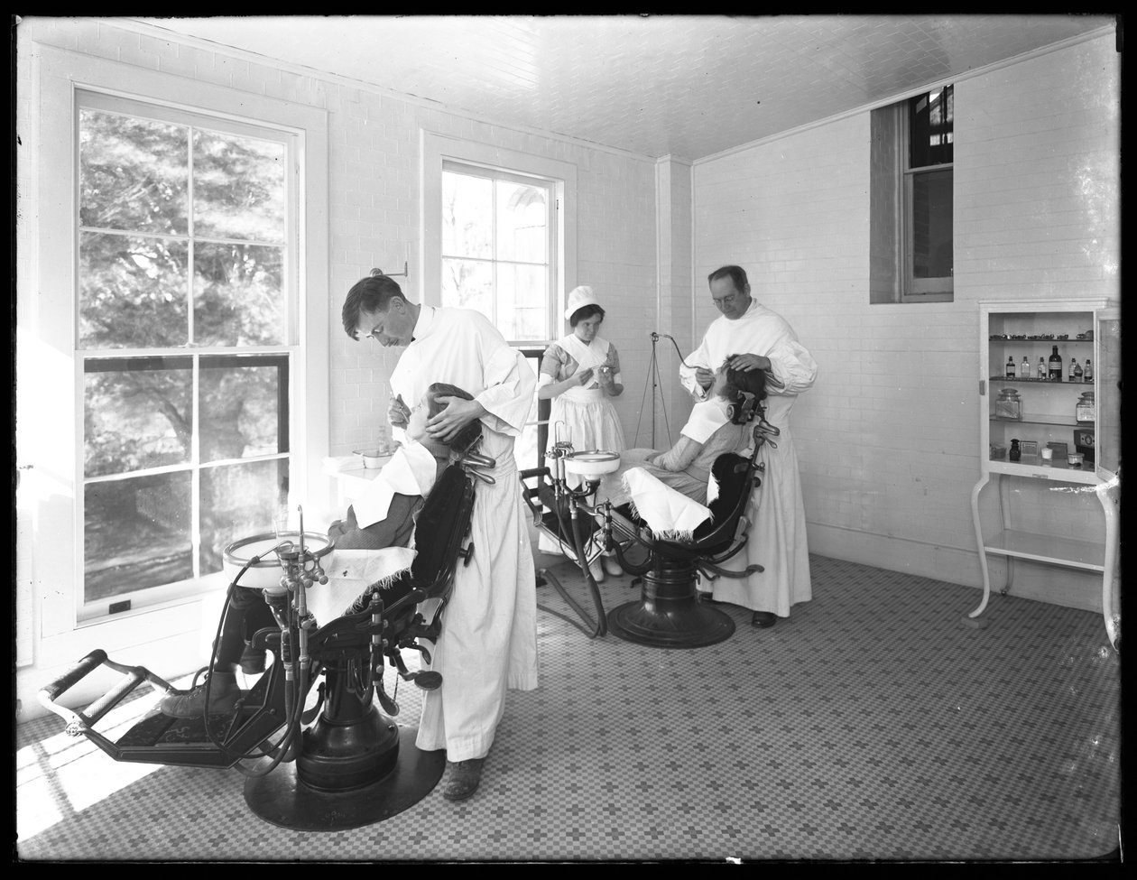 Két beteg vizsgálat alatt, fogorvosi szoba, Seton Hospital, Spuyten Duyvil, Bronx, 1914. október 30. alkotó: William Davis Hassler