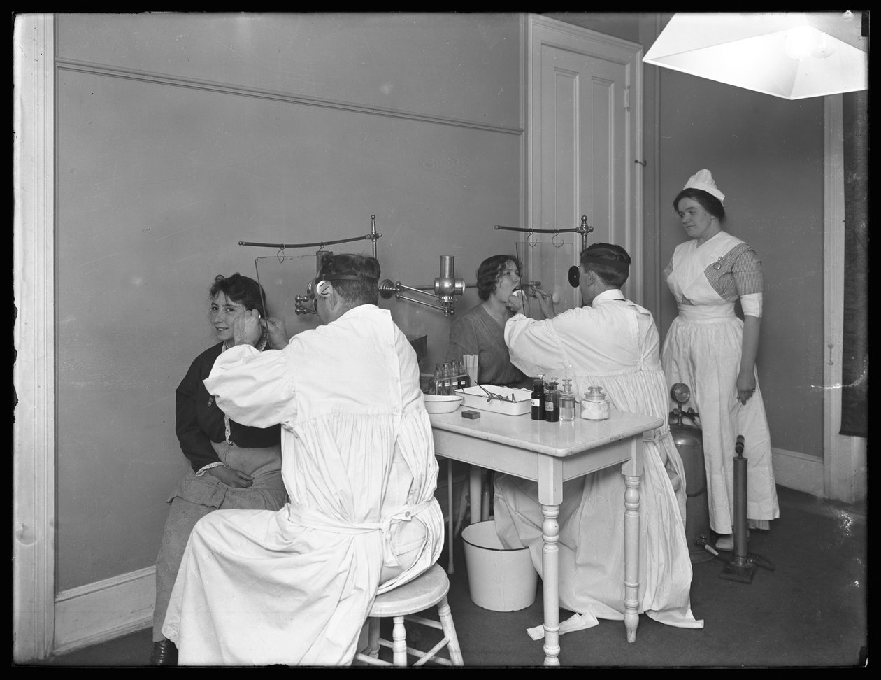 Két beteg vizsgálat alatt, 1. vizsgáló szoba, Seton Hospital, Spuyten Duyvil, Bronx, 1914. október 30. alkotó: William Davis Hassler