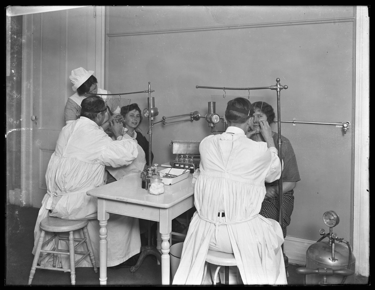 Két beteg vizsgálat alatt, 2. vizsgáló szoba, Seton Hospital, Spuyten Duyvil, Bronx, 1914. október 30. alkotó: William Davis Hassler