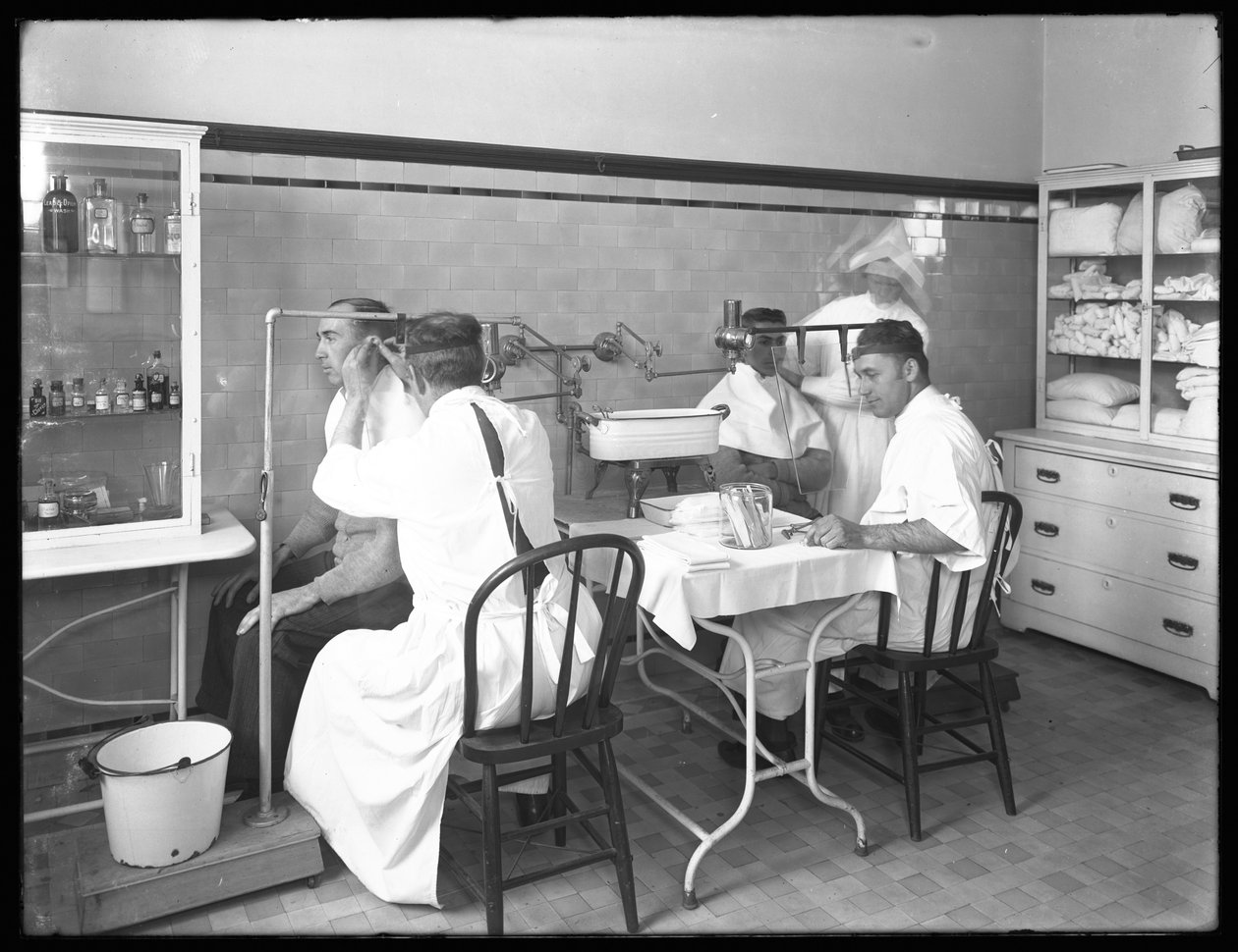 Két beteget vizsgálnak a kórház fő vizsgálószobájában, a Seton Hospital, Spuyten Duyvil, Bronx, 1914. október 30. alkotó: William Davis Hassler