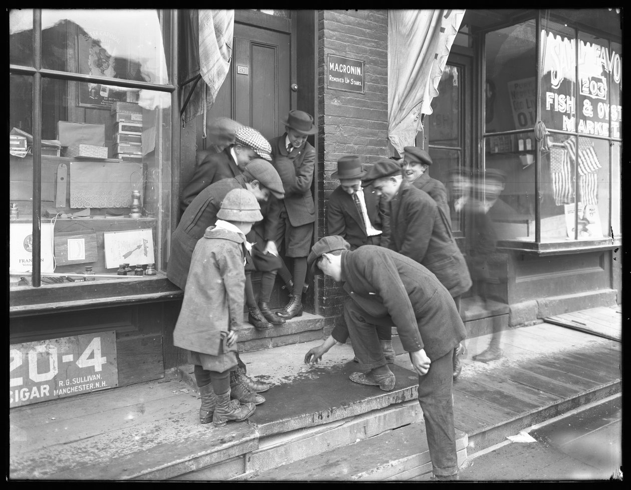 Azonosítatlan fiúk szarokat lövöldöznek egy lábon, New York City, 1915. május 30. alkotó: William Davis Hassler