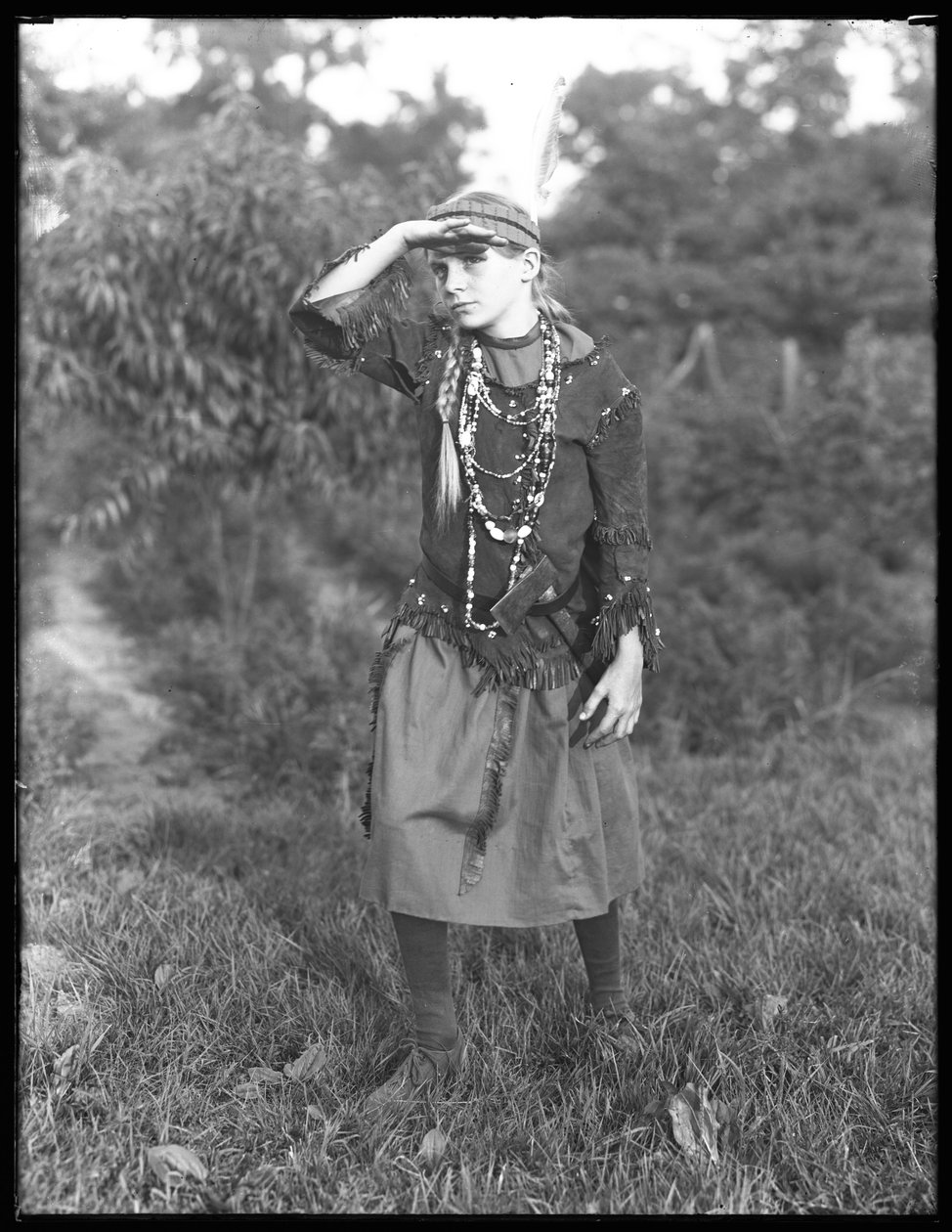 Azonosítatlan lány jelmezben pózol az erdőben, 1915 körül alkotó: William Davis Hassler