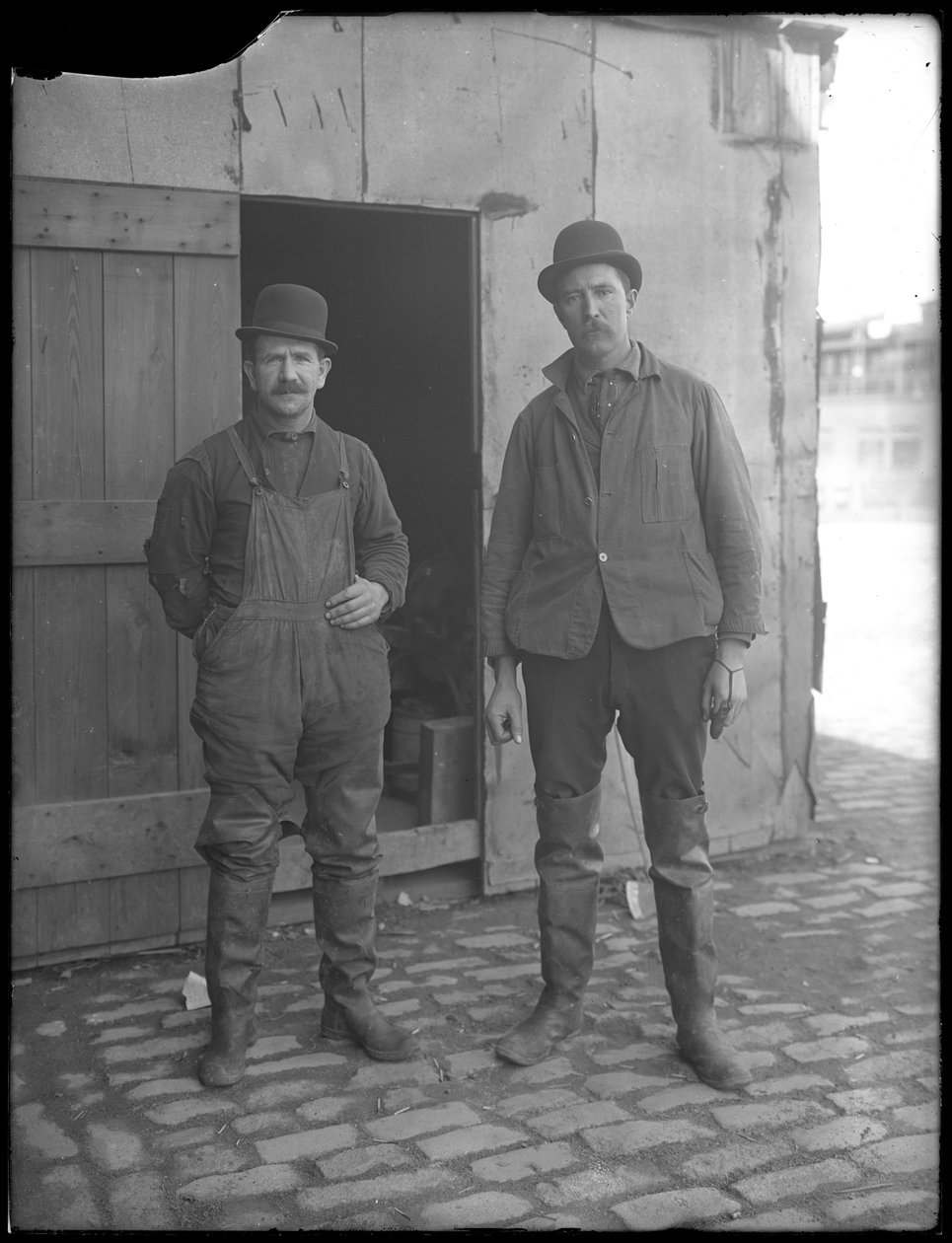 Azonosítatlan csatornamunkások pózolnak a föld felett, New York, 1911 körül alkotó: William Davis Hassler