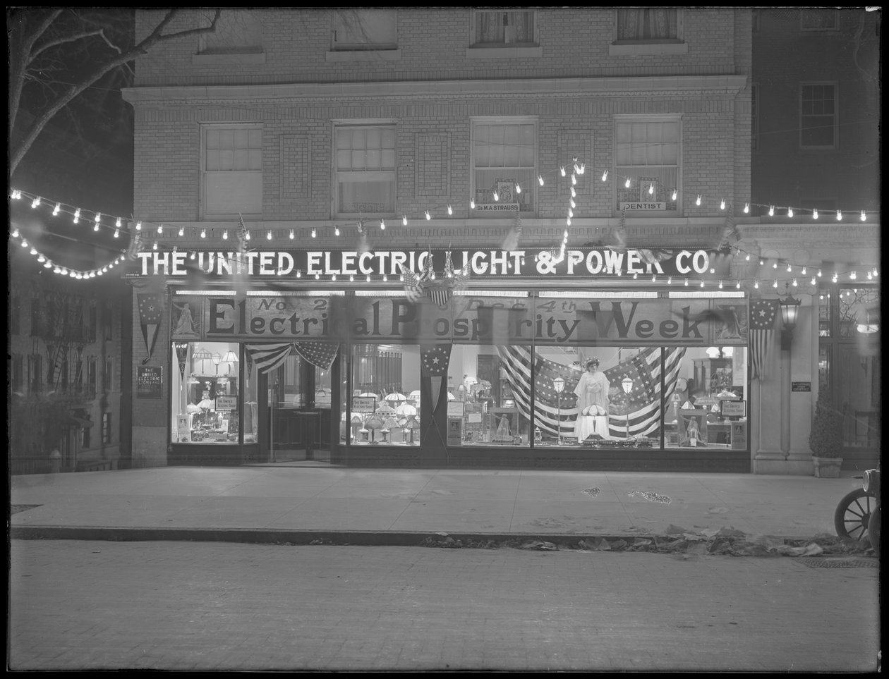 A United Electric Light und Power Company kirakatát az „Elektromos Jólét Hét” alkalmából díszítették, 1915. november 29-től december 4-ig, New York City alkotó: William Davis Hassler