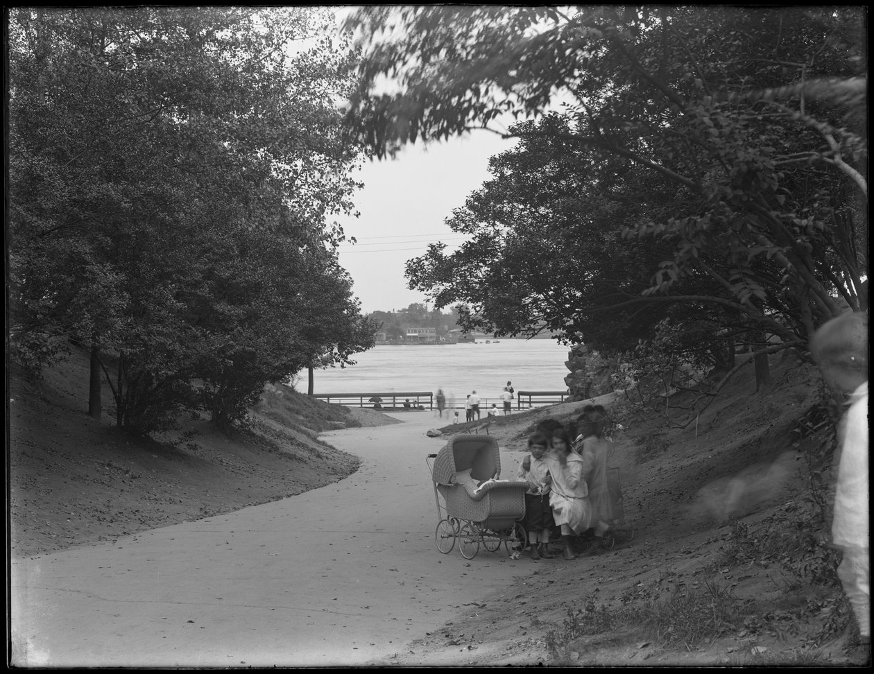Kilátás a vízhez vezető sávra, a 86. Street Park sáv az East River felé, New York City, 1914. július 31. alkotó: William Davis Hassler