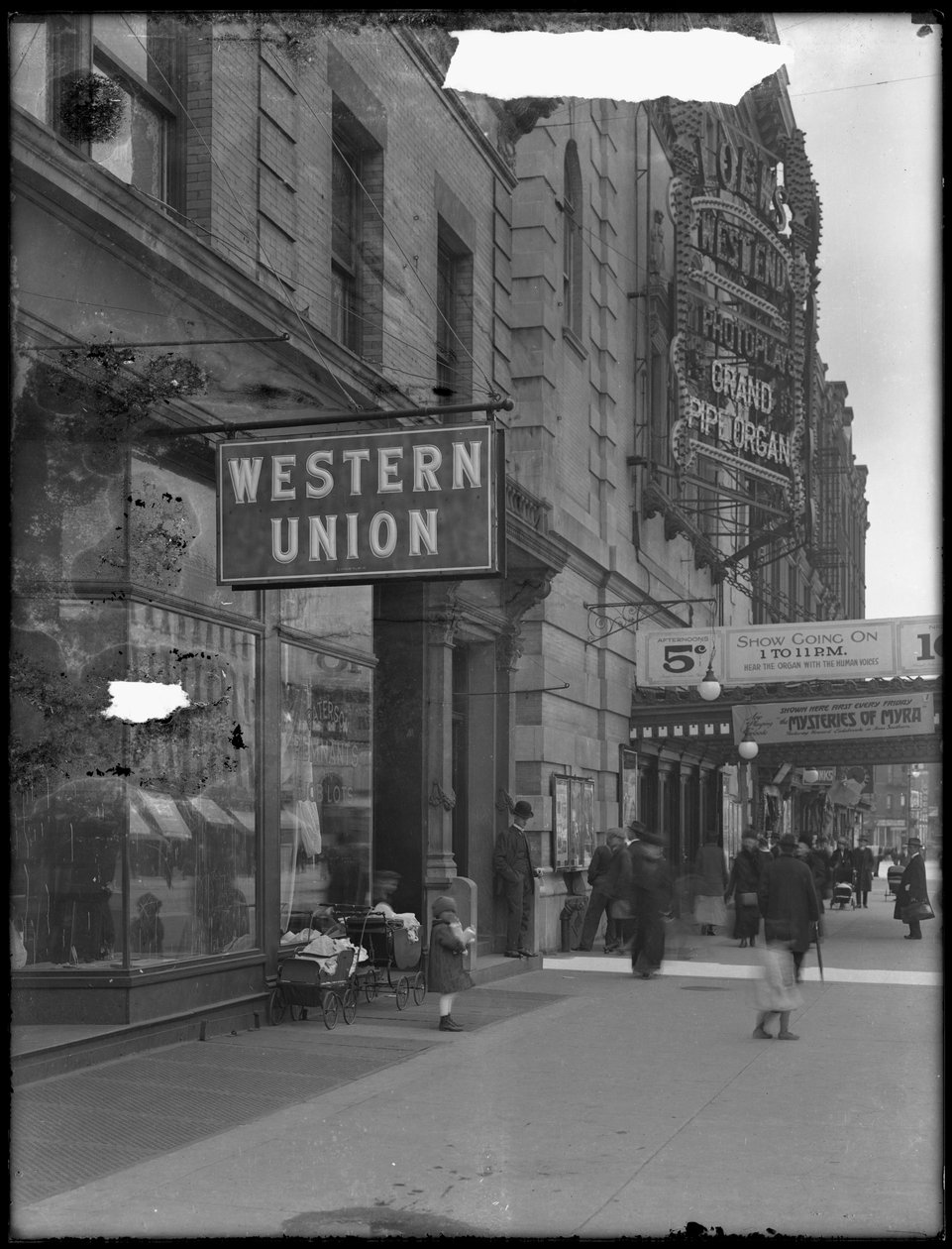 A Western Union iroda táblája a W. 125th Street és a St. Nicholas Avenue sarkán, New York, 1916. április 28. alkotó: William Davis Hassler