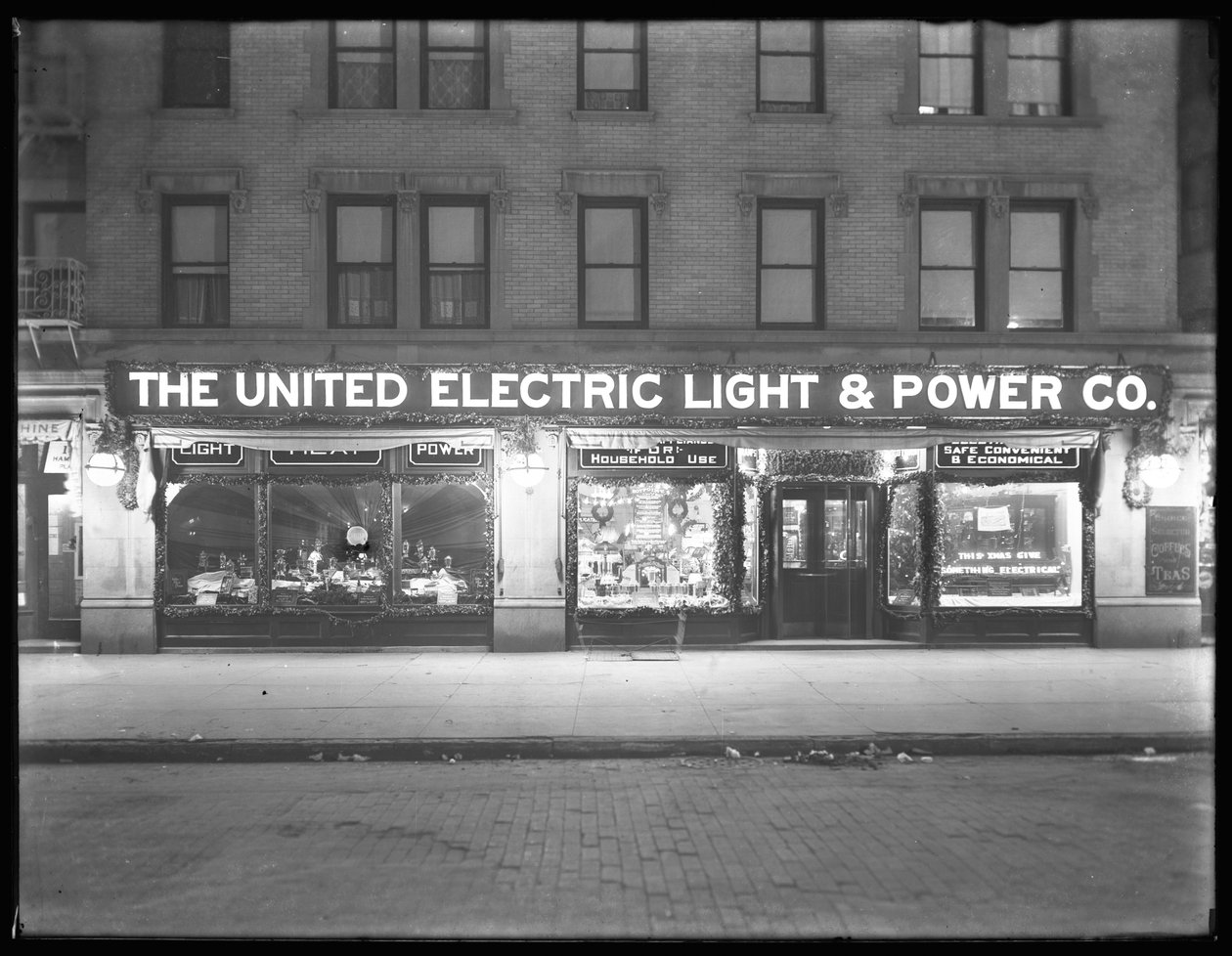 A United Electric Light und Power Company ablakának széles nézete a W. 138th Street és a Hamilton Place, New York City-ben, 1914. december 17. alkotó: William Davis Hassler
