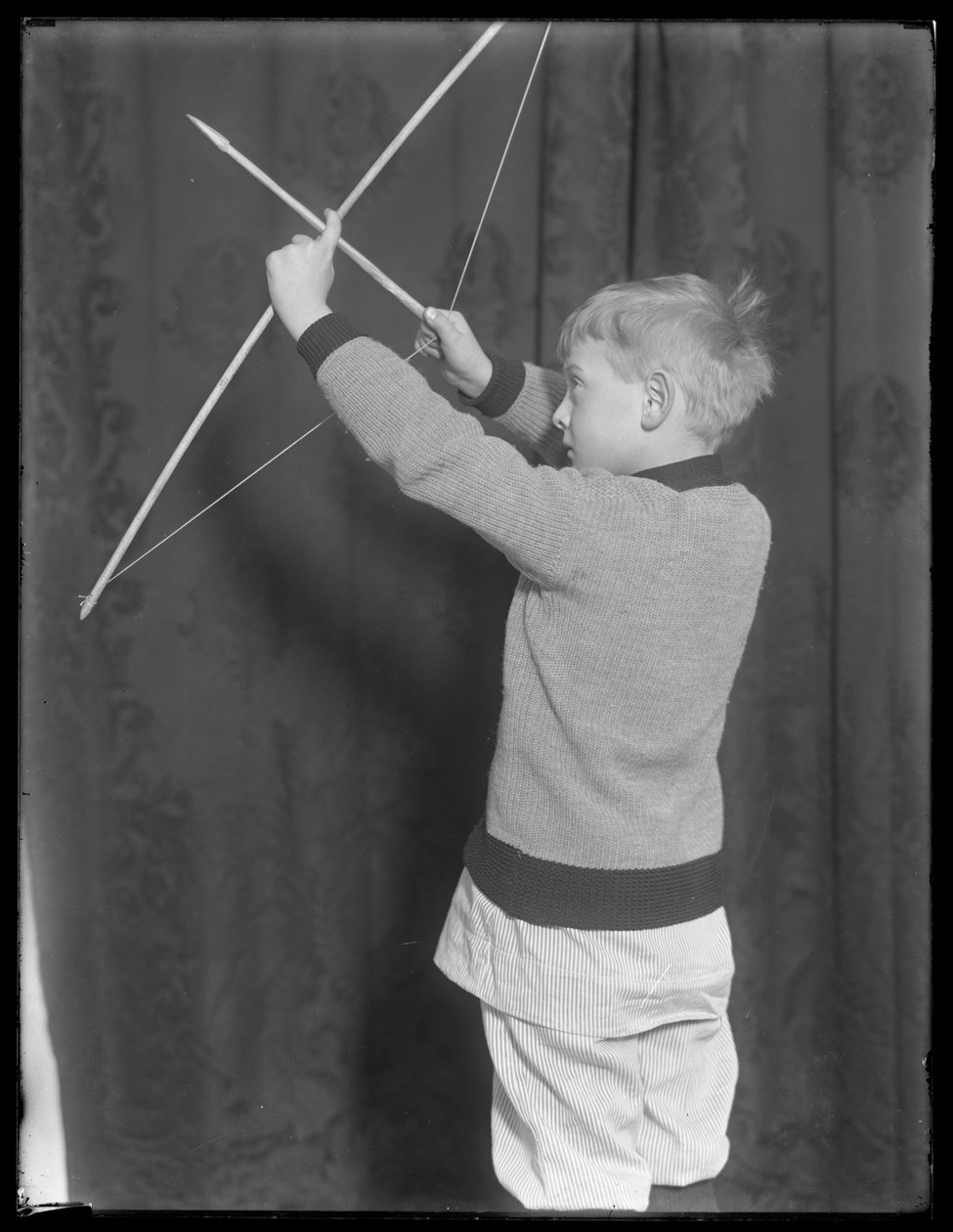 William Gray Hassler íjjal és nyíllal pózol, 1912 körül alkotó: William Davis Hassler