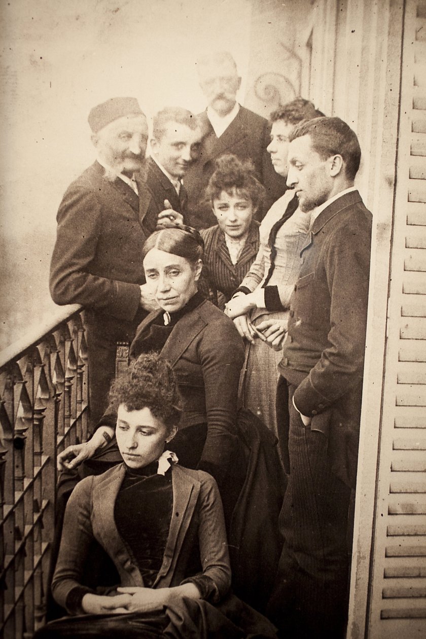 A Claudel család, Jessie Lipscomb, Ferdinand de Massary és apja a 31 boulevard de Port Royal lakásának erkélyén. (Az előtérben: Louise (sz. 1866), mögötte Madame Claudel (szül. Louise Athanaise Brains 1840-ben) és Camille (1864- alkotó: William Elborne