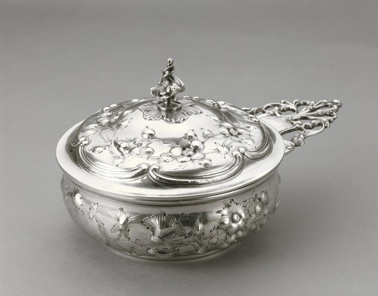 Porringer fedővel, c. 1856 (ezüst) alkotó: William Forbes
