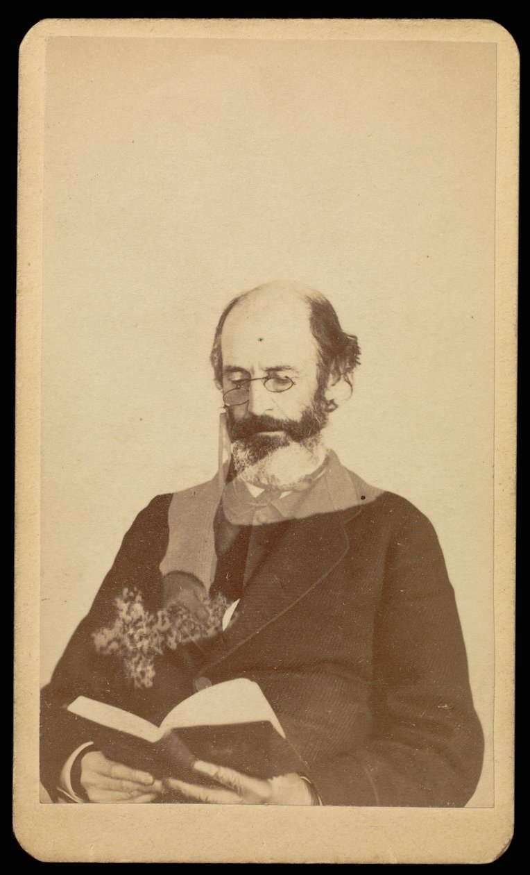 [Ismeretlen kopaszodó, szakállas férfi ülve olvas] alkotó: William H. Mumler