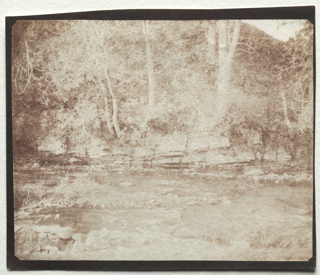Egy hegyi patak, amely a Doune-kastély lábánál folyik alkotó: William Henry Fox Talbot