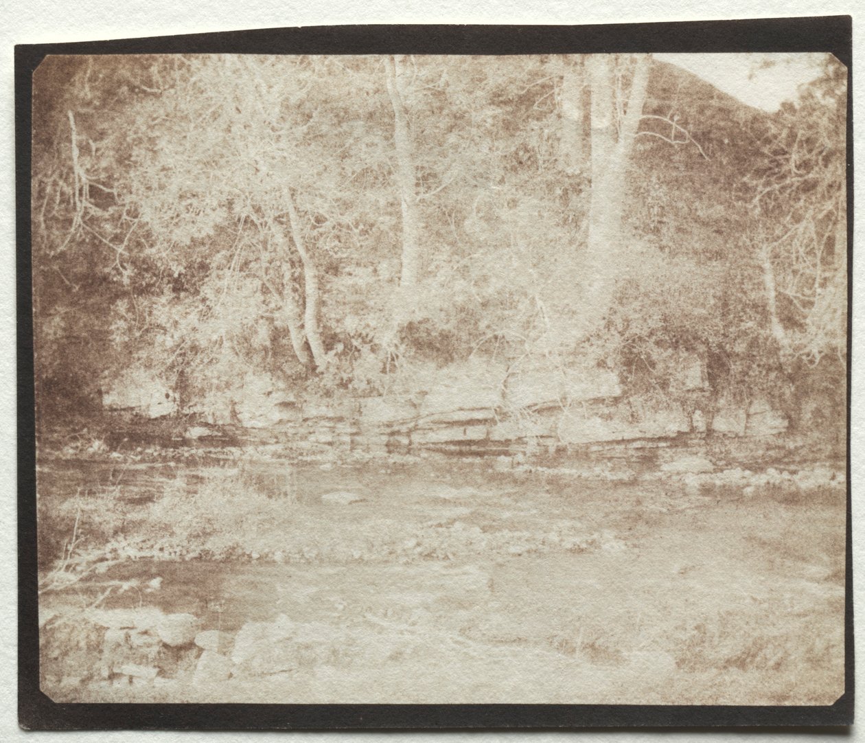 Egy hegyi patak, amely a Doune-kastély lábánál folyik, 1844. alkotó: William Henry Fox Talbot