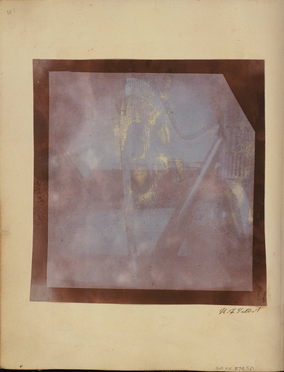 Amelina hárfája a könyvtárban, Lacock Abbey alkotó: William Henry Fox Talbot