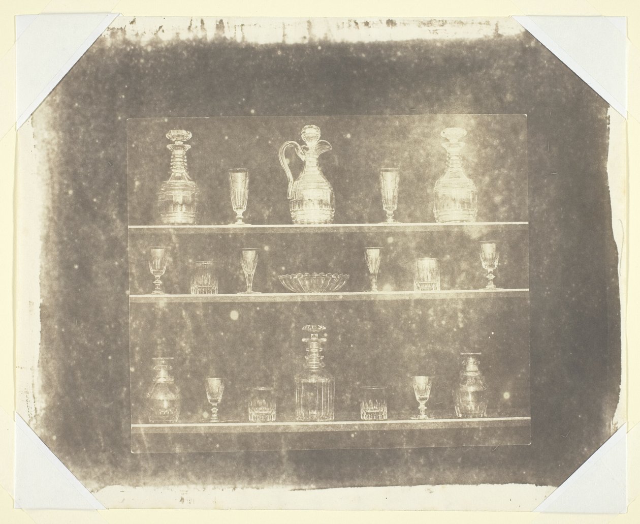 Üvegcikkek három polcon alkotó: William Henry Fox Talbot