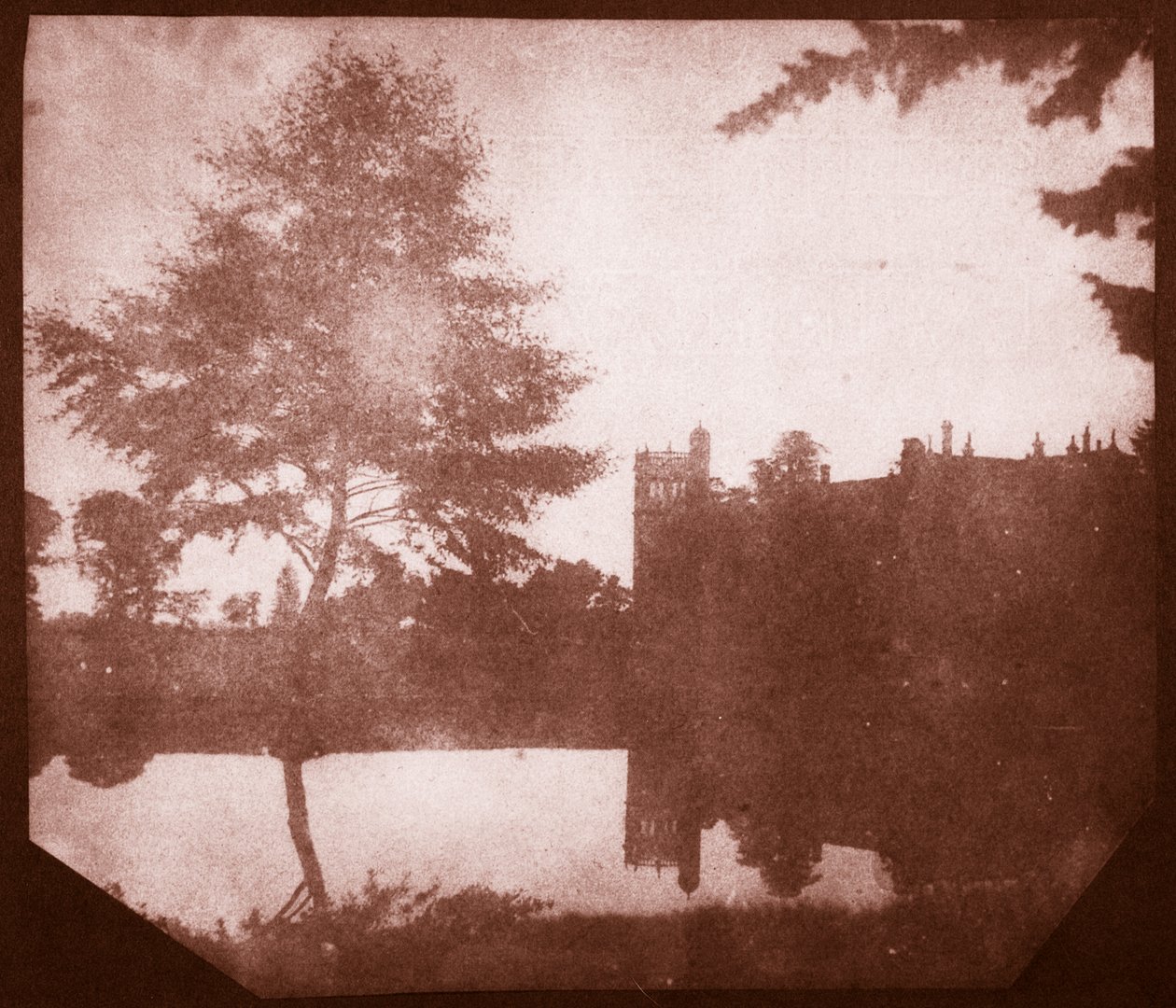 Lacock Abbey tükörképe, 1840 körül (sópapír nyomat kalotípus negatívról) alkotó: William Henry Fox Talbot