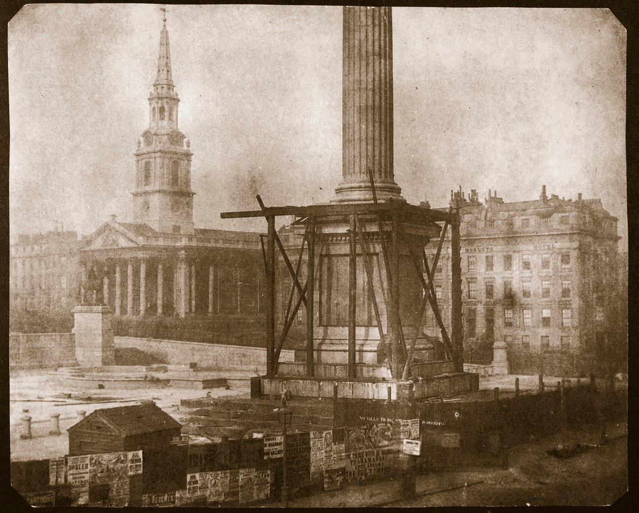 Nelson oszlop építés alatt, 1841 körül (sópapír nyomat kalotípia negatívról) alkotó: William Henry Fox Talbot