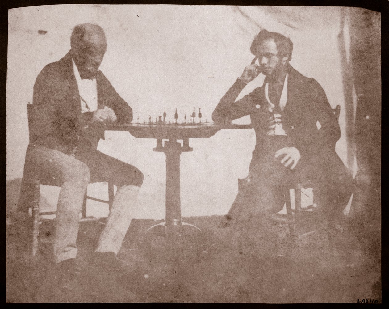 Nicolaas Henneman egy sakkjátszmában gondolkodik lépéséről, 1841. szeptember (sópapír nyomat a kalotípus negatívról) alkotó: William Henry Fox Talbot