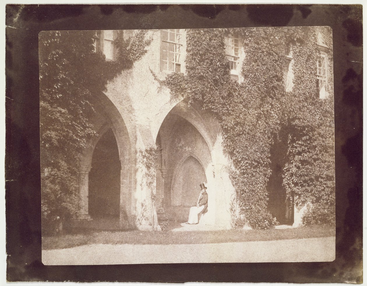 Calvert Jones tiszteletes a Cloistersben ül, Laycock Abbey, 1847 körül (sópapír nyomat kalotípus negatívról) alkotó: William Henry Fox Talbot