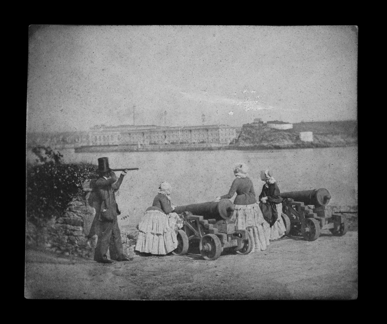 Royal William Victualling Yard, Plymouth, a Mount Edgecombe felől. Digitális fájl megfordítása a fekete-fehér pozitív létrehozásához. alkotó: William Henry Fox Talbot