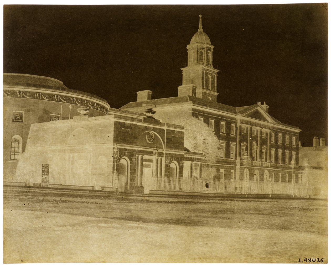 Fekvőkórház és új üléstermek Rotundával, Dublin (papír negatív kamera) alkotó: William Henry Fox Talbot