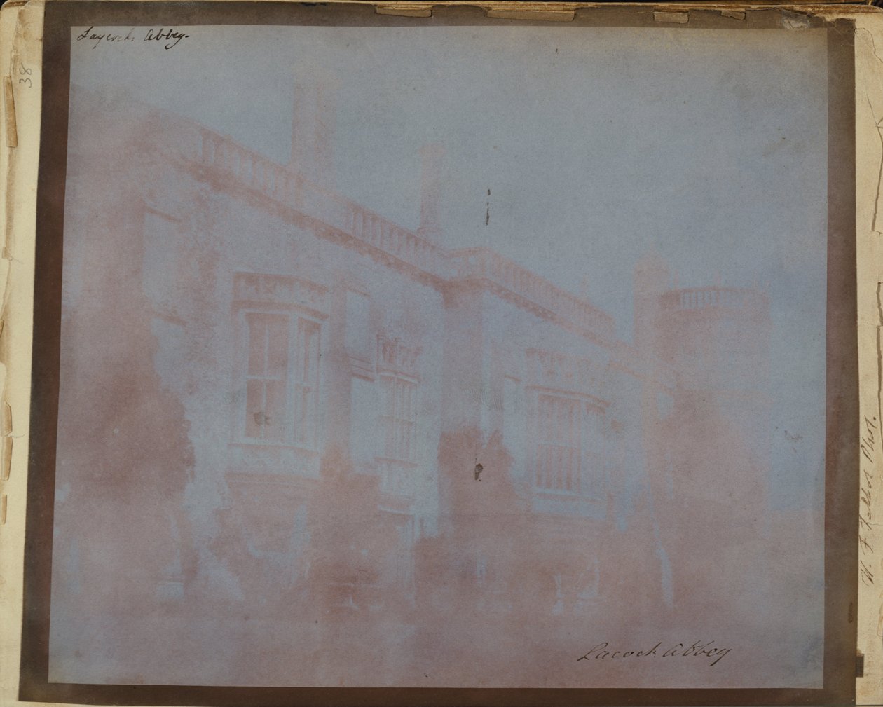 A Lacock Abbey déli frontja a Sharington toronnyal alkotó: William Henry Fox Talbot