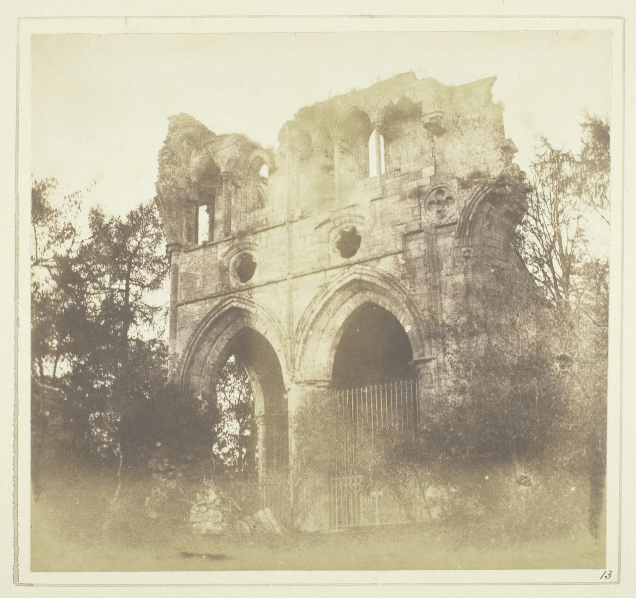 Sir W. Scott sírja a Dryburgh-i apátságban alkotó: William Henry Fox Talbot