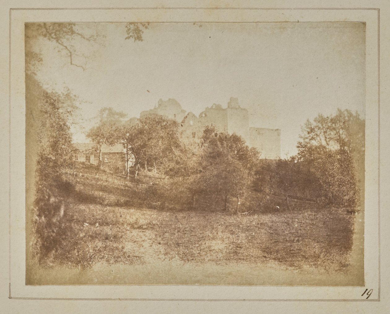 Ugyanaz a másik oldalról nézve [Doune kastély] alkotó: William Henry Fox Talbot