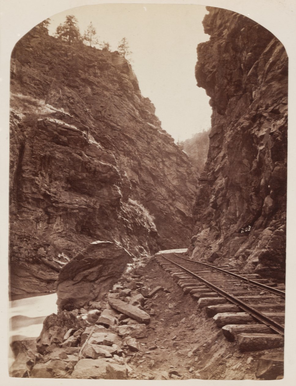 Kilátás egy vasútra a Sziklás-hegységben, 1865 körül (albuminnyomat nedves kollódiumnegatívról) alkotó: William Henry Jackson