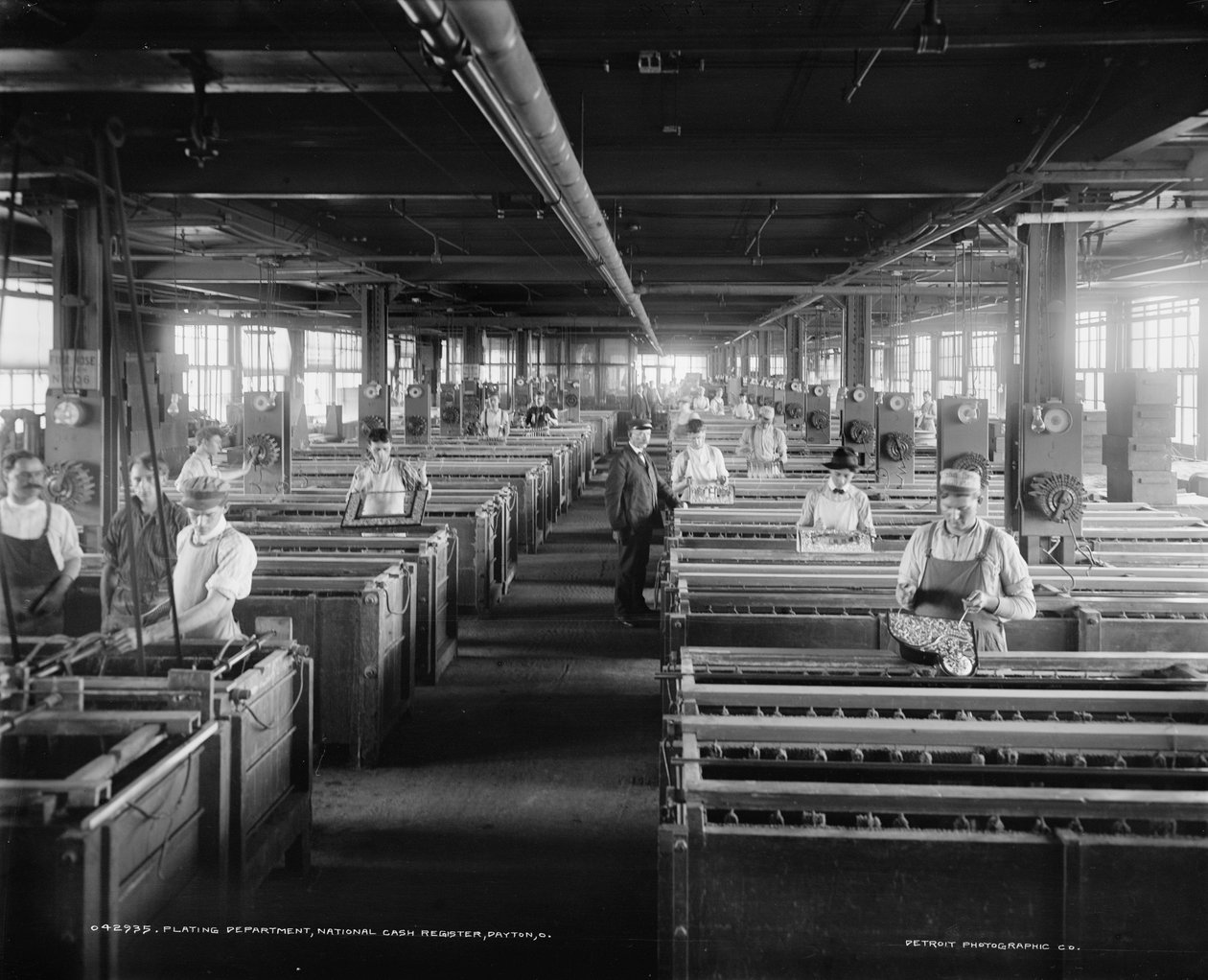 Dolgozók a Plating Department-nél, National Cash Register Company, Dayton, Ohio, USA, 1902 körül (f/w fotó) alkotó: William Henry Jackson