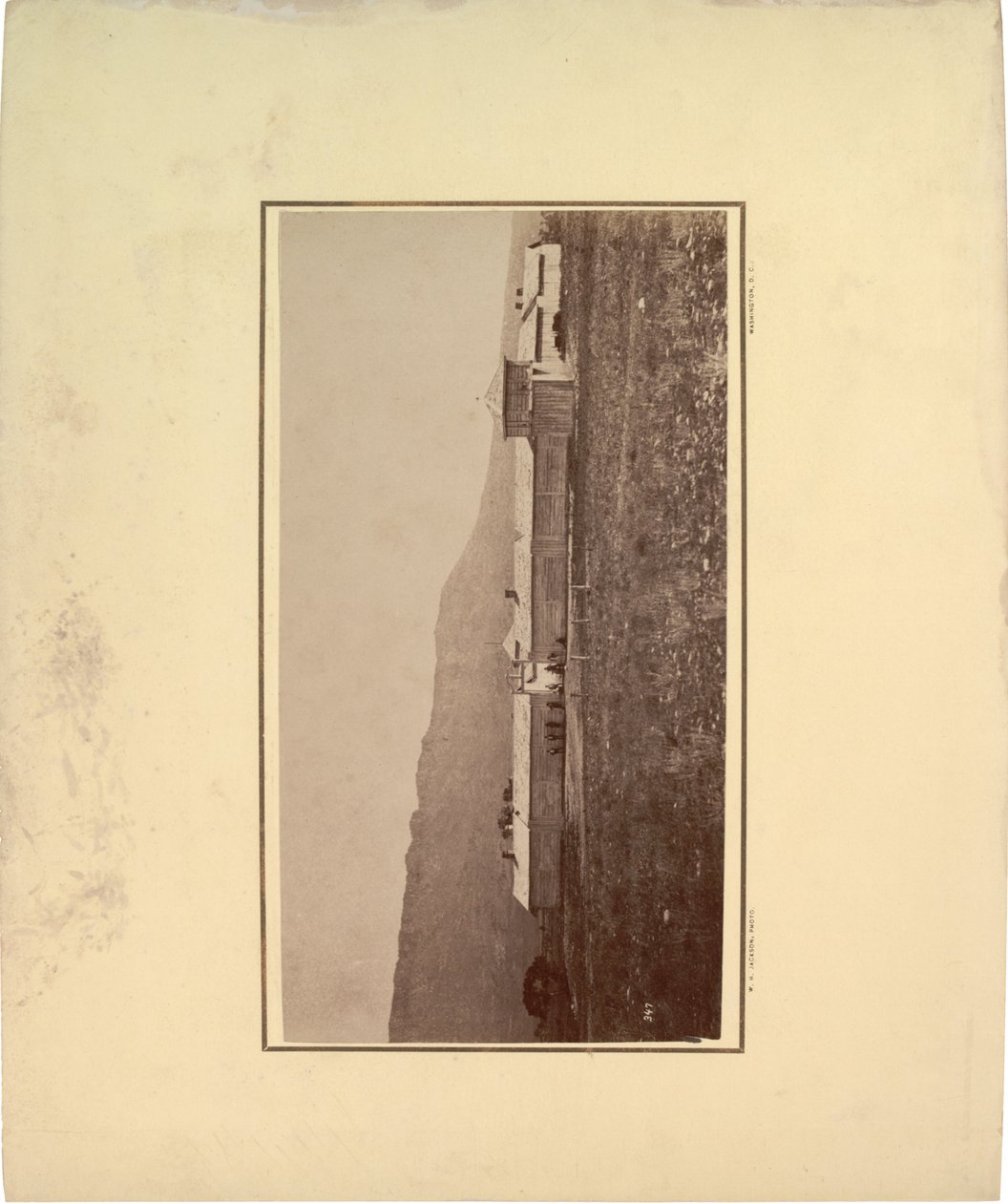 Egy laktanya látképe a bejárati kapunál összegyűlt férfiakkal, 1871 (szepia fotó) alkotó: William Hicks Jackson
