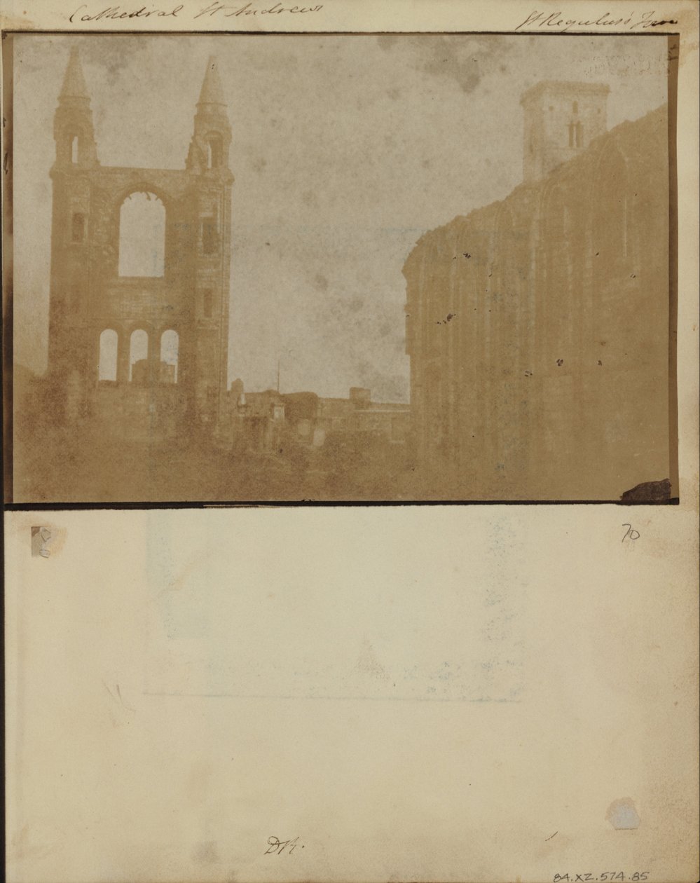 A keleti oromzat és a St. Andrews-katedrális déli folyosója a St. Regulus toronnyal északnyugat felől. alkotó: William Holland Furlong