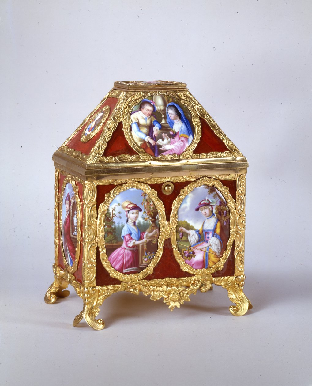 III. George koporsó, amely James Cox-féle peremórát tartalmaz, 1770 körül (aranyozott fém, zománc és verre-eglomise) (lásd még: 741846) alkotó: William Hopkins Craft
