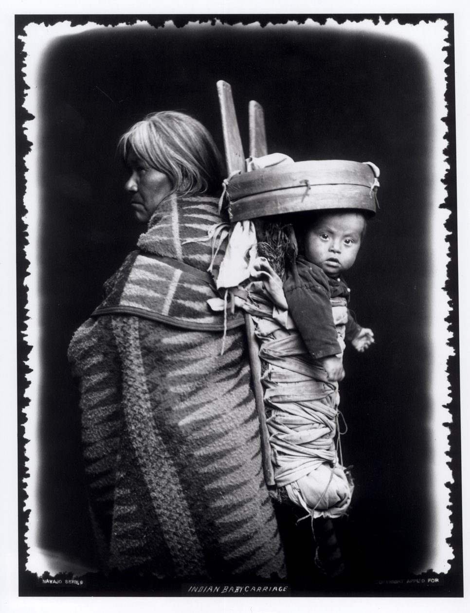 Navahó nő, aki papoose-t cipel a hátán, 1914 körül (bw fotó) alkotó: William Carpenter