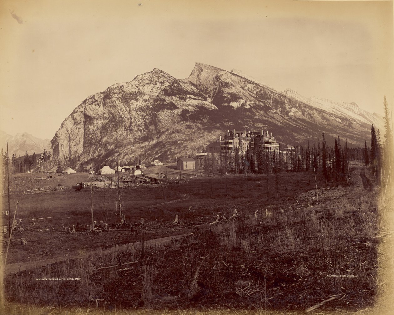 Twin Peaks és C.P.R. Hotel, Banff alkotó: William McFarlane Notman
